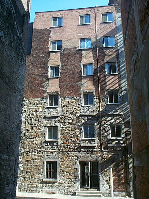 Grover Building in مونترال